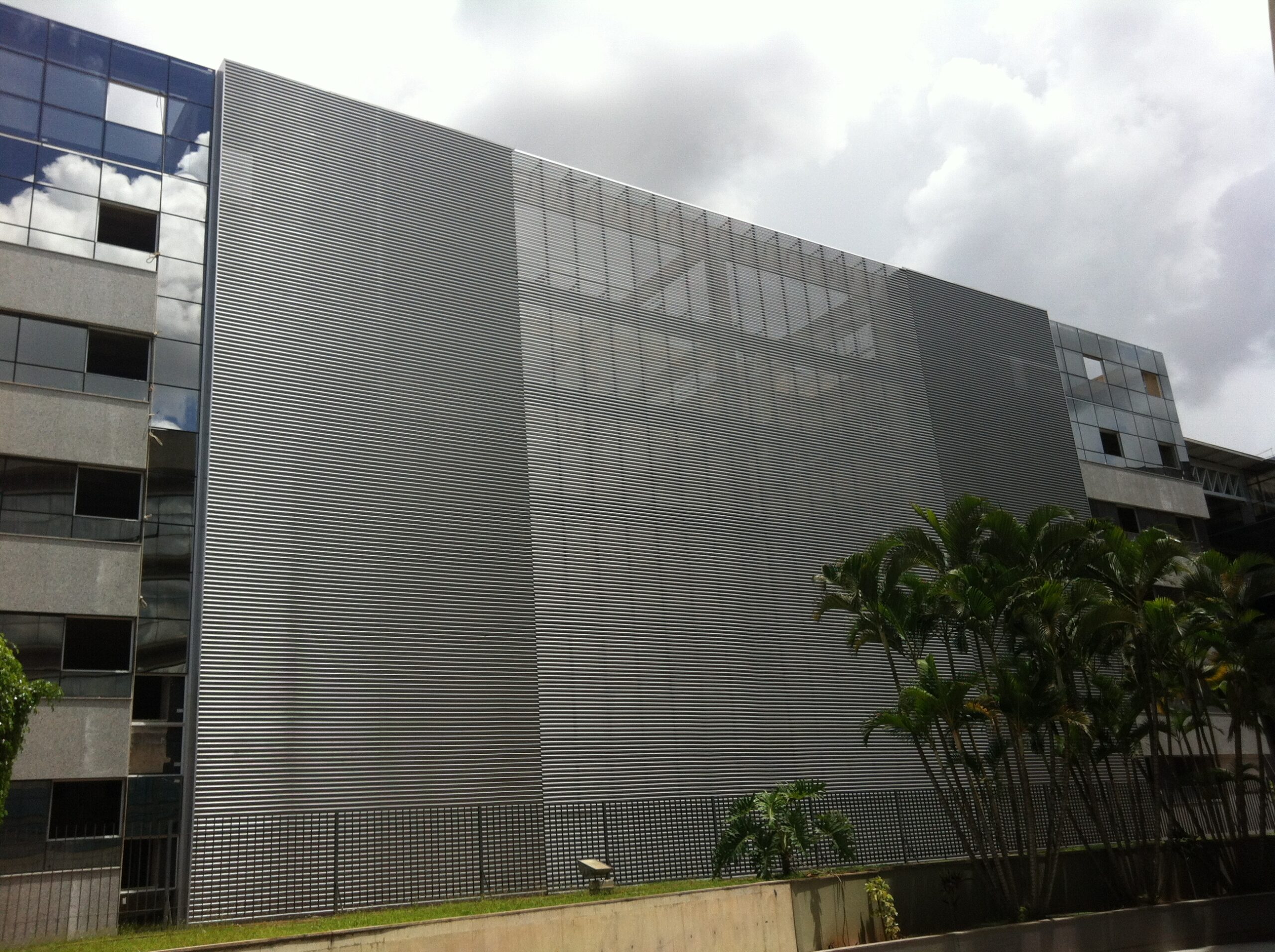 Brise metálico linear