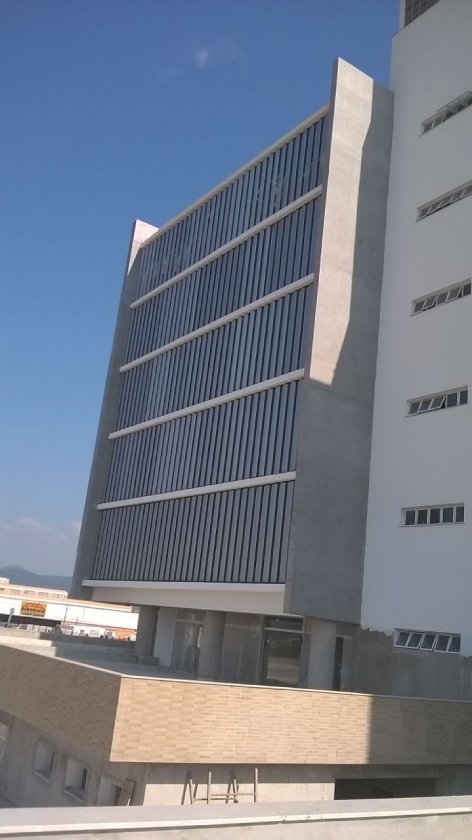 Brise Metálico AA440 - painéis tipo “Asa de Avião” - Refax