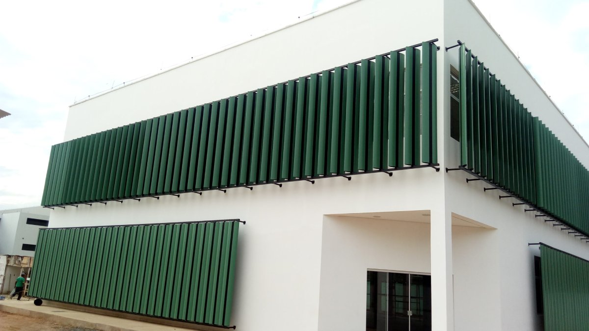 Brise Metálico AA440 - painéis tipo “Asa de Avião” - Refax