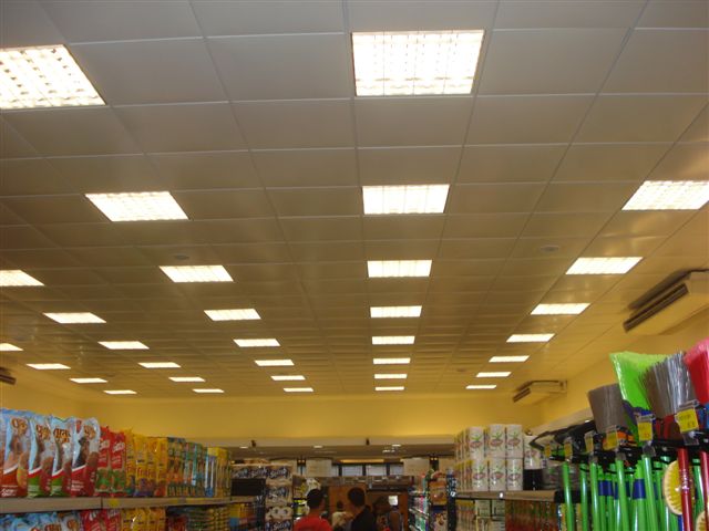 Forro metálico modular tegular